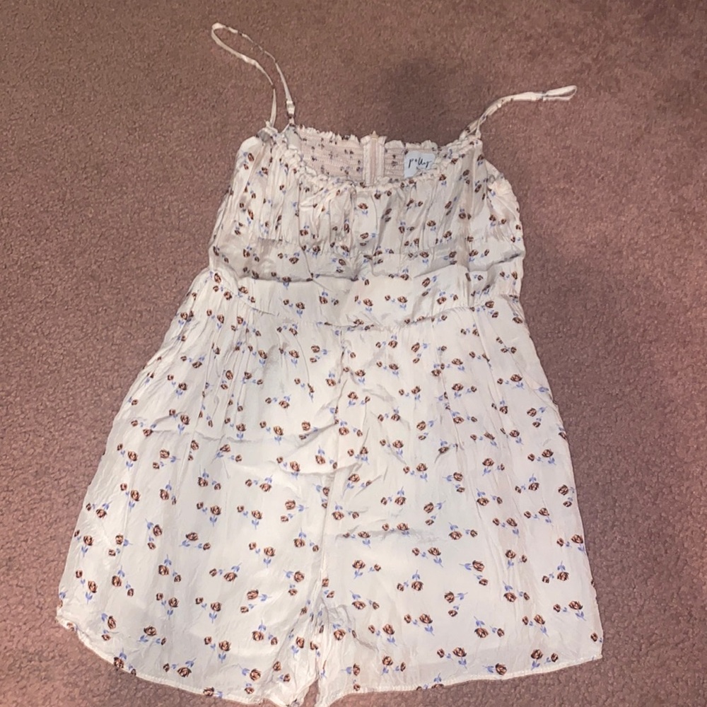 Princess Polly cute romper w flower 🌸 print! Boho style